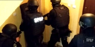 policja wchodzi do domu.png